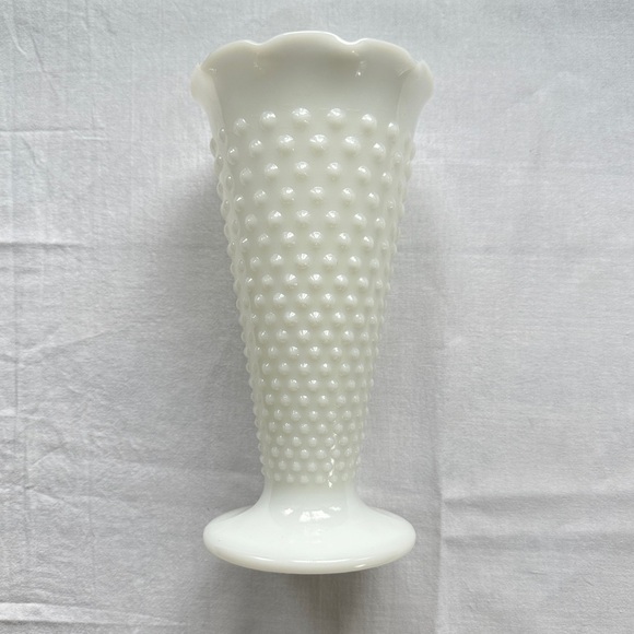 Large Hobnob Milk Glass Bouquet Vase - Picture 11 of 15